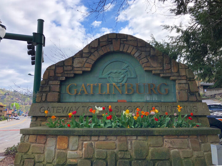 Gatlinburg sign brick with tulips on a sunny day
