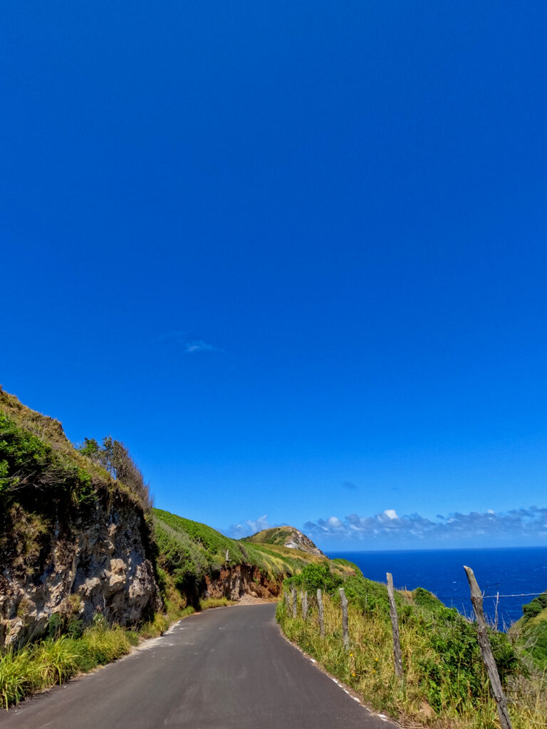 kahekili highway maui extremely narrow road with stick fence beside cliff to ocean