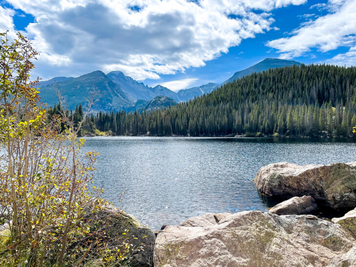 Colorado bucket list view of lake with rocks and trees surrounding it