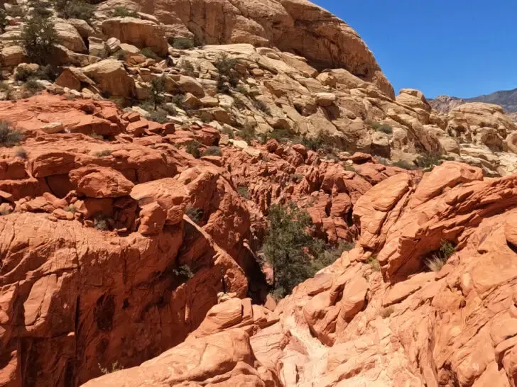 calico tanks trail best red rock canyon hikes view of trail through red rocks and tan rocks above